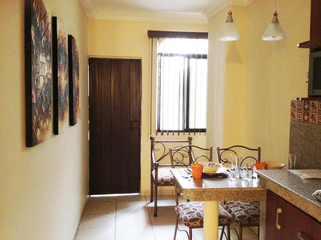 El Patio Suites II Guayaquil Ruang foto